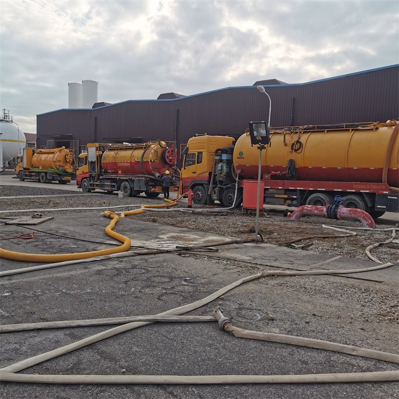 文罗镇污水池清理