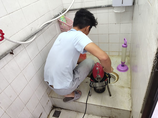 文罗镇管道堵塞冒臭气 专业师傅现场解决问题