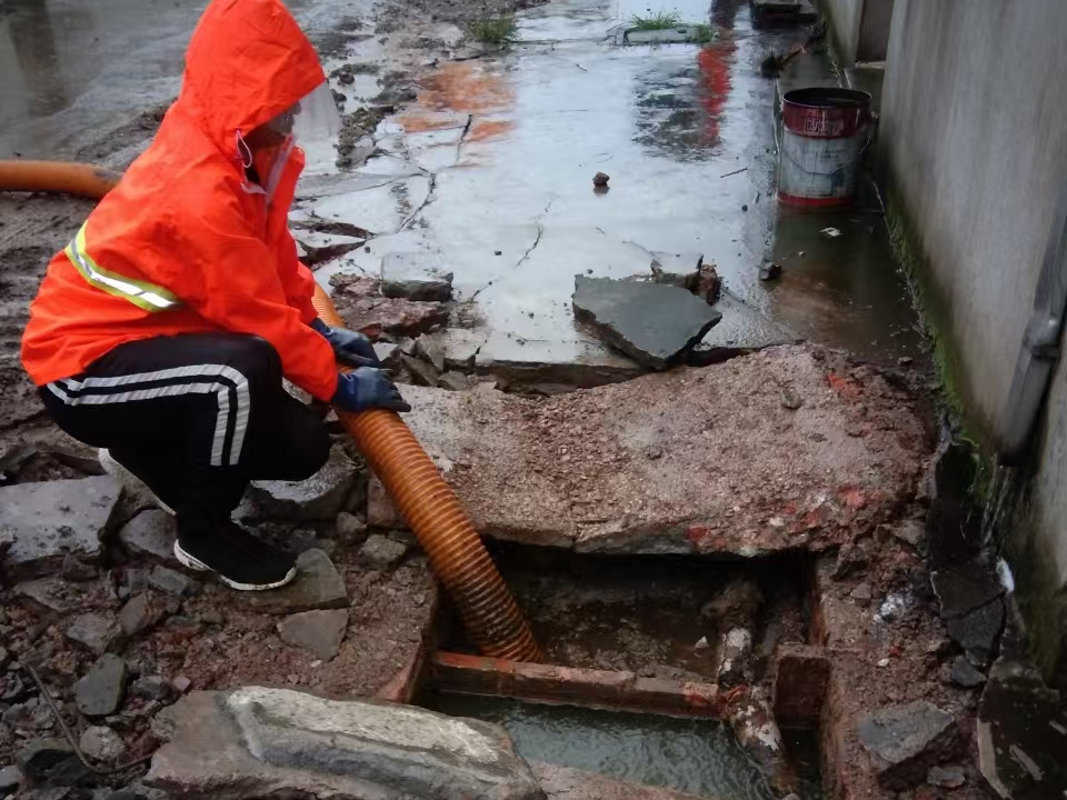 文罗镇专业清理污水池 炜誉市政以规范流程守护城市 “肠道”